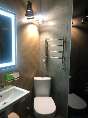 塔塔里夫Krashanka的一间带卫生间、水槽和镜子的浴室
