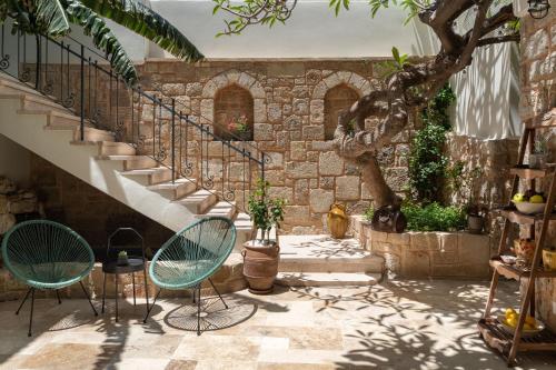 罗德镇Casa Natura的一个带两把椅子的庭院和楼梯