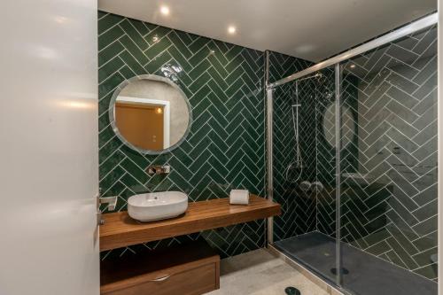 丰沙尔SOCIAL LODGE - Centro do Funchal的一间带水槽和淋浴的浴室