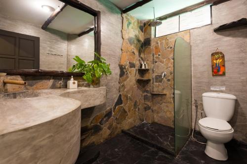 涛岛柯岛高地精品别墅酒店的带淋浴、卫生间和盥洗盆的浴室