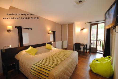 布朗托姆罗吉斯佩里戈尔沃特旅馆的酒店客房配有一张带黄色枕头的床