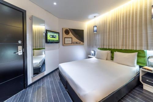 特拉维夫130岩石公寓式酒店的一间卧室配有一张大床和电视