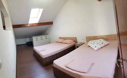 贝克良Casa Aurora的小房间设有两张床和窗户