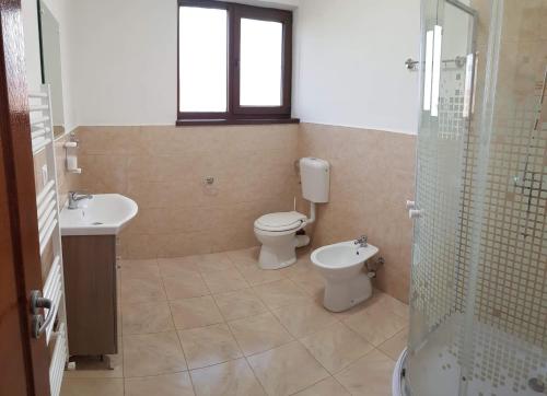贝克良Casa Aurora的浴室配有卫生间、盥洗盆和淋浴。