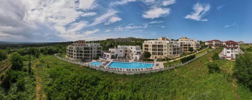 比亚拉比亚拉全景度假村的享有公寓大楼空中美景,设有游泳池