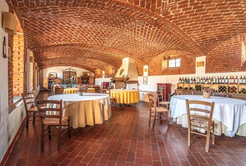 Rocchetta TanaroMarchesi Incisa Winery Lodge的大楼内带2张桌子和椅子的房间