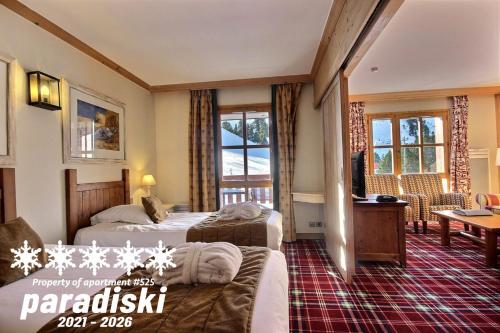 阿克1950ARC 1950 - Exposition Sud - Vue Pistes de skis & Montagnes的酒店客房配有两张床和一张书桌
