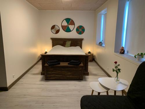 Kirke SåbyVikingBnB的客厅配有床和桌子