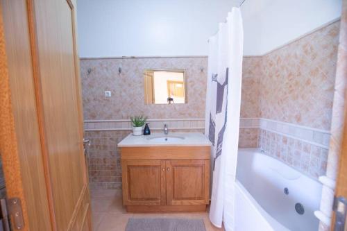 萨格里什sagres apartment best location beach and town life的带浴缸、水槽和浴缸的浴室