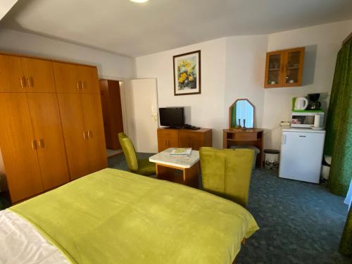 赫维兹瓦莱里亚别墅酒店的酒店客房带一张床、一张桌子和椅子