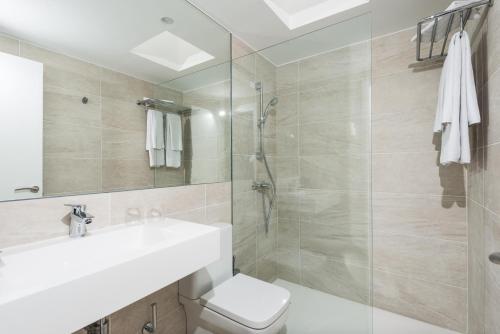 卡兰博希Sagitario Menorca Mar Adults only的一间带水槽、卫生间和淋浴的浴室