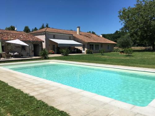 Saint-Sylvestre-sur-LotGITE clodeguy的房屋前的游泳池