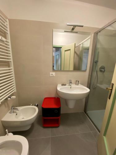 摩德纳迪-坎皮格里奥Bilocale San Souci - Serafini的一间带水槽、卫生间和镜子的浴室