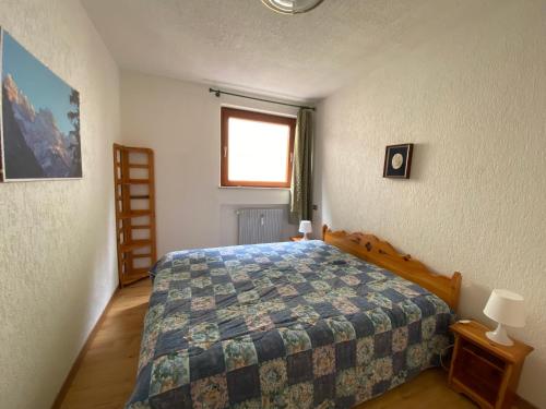 摩德纳迪-坎皮格里奥Bilocale San Souci - Serafini的一间卧室设有一张床和一个窗口