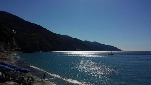 蒙特罗索阿尔马雷Raggi di Sole的海滩上设有遮阳伞和水上船只