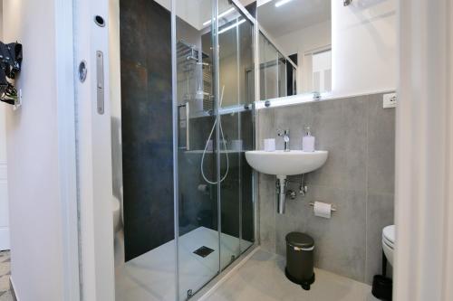 莱万托Amar的一间带玻璃淋浴和水槽的浴室