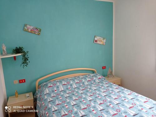 拉科纳La mi' Elba的一间卧室配有一张蓝色墙壁的床