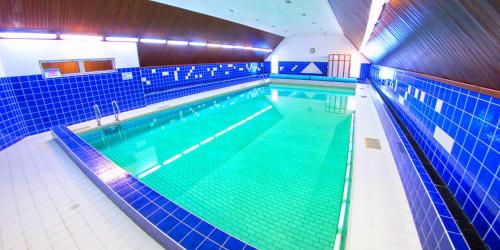 普斯特文尼Bungalovy-Pustevny的蓝色瓷砖健身房内的大型游泳池