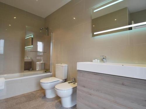 巴古尔Villa Es Cau的浴室配有卫生间、浴缸和水槽。
