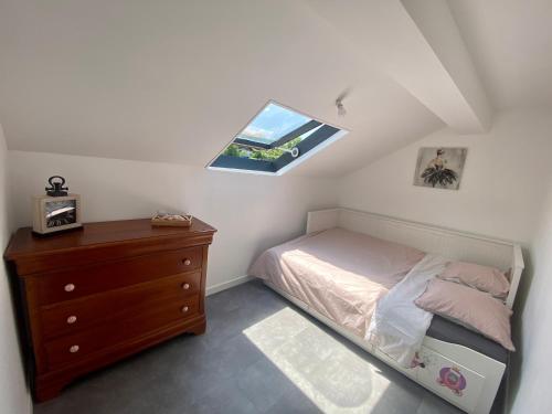 吕格兰BORD DE LAC,2 chambres SUPERBE VUE LAC 5mn Evian的一间小卧室,配有一张床和一个梳妆台
