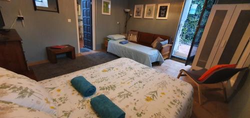 阿里亚Casa Valle de Palmeras的一间带两张床的卧室和一间客厅