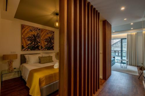 丰沙尔SOCIAL LODGE - Centro do Funchal的一间卧室配有一张黄色毯子床