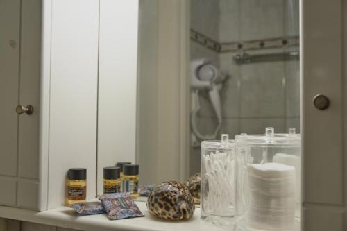 特里波利斯tripoli center apartment的浴室的柜台配有镜子和洗浴用品