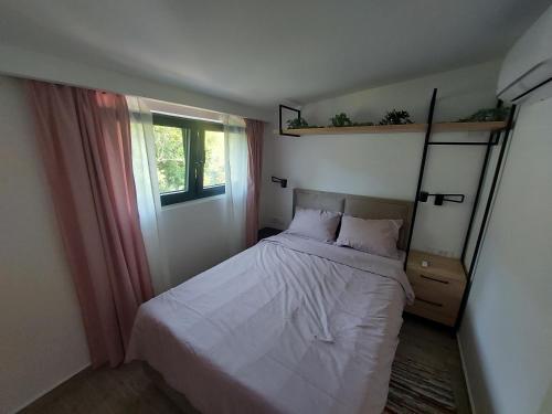 赫尔采格诺维Panorama Apartments的一间小卧室,配有床和窗户