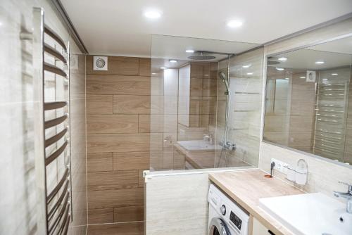 捷尔诺波尔Чарівна квартира-студія на мансардному поверсі!的带淋浴、盥洗盆和镜子的浴室