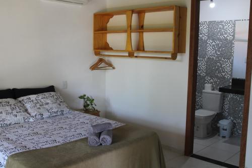 巴拉格兰德Flats Maui的一间卧室设有一张床和一间浴室。
