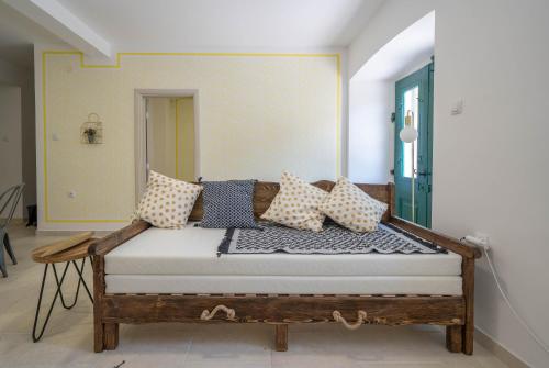 里桑Apartments Oliva的一张床上的枕头