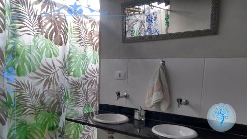 帕拉蒂Camping Conforto Ypê Branco的浴室设有2个水槽和镜子