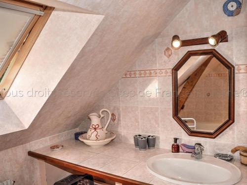 Channay-sur-LathanGîte Channay-sur-Lathan, 4 pièces, 6 personnes - FR-1-381-494的一间带水槽和镜子的浴室