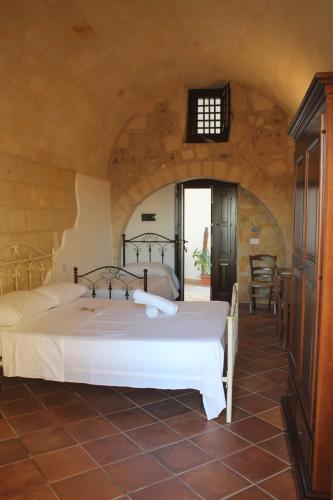 利扎诺Masseria San Vito - Agriturismo的卧室配有一张白色大床
