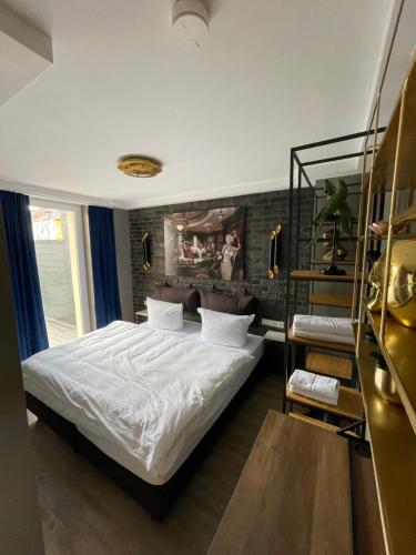 汉诺威IQ Hotel Hannover的一间卧室设有一张床和砖墙