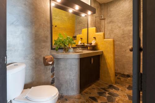 涛岛龟岛高地独家公寓的一间带水槽、卫生间和镜子的浴室