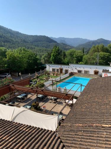 科托里奥斯米拉塞拉酒店的从大楼屋顶上可欣赏到游泳池的景色