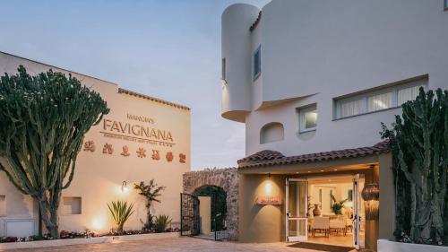 法维尼亚纳Mangia's Favignana Resort的费南迪纳酒店前方的 ⁇ 染