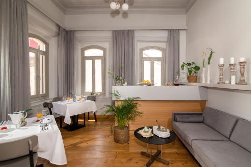 埃雷索斯Eressian Hotel & Hammam Spa的客厅配有沙发、桌子和窗户