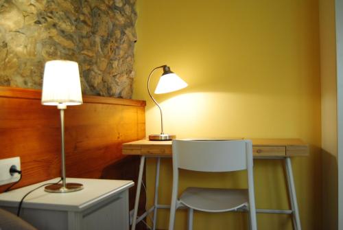 GanuzaCasa Zologorri的一张桌子,里面配有一盏灯和一把椅子