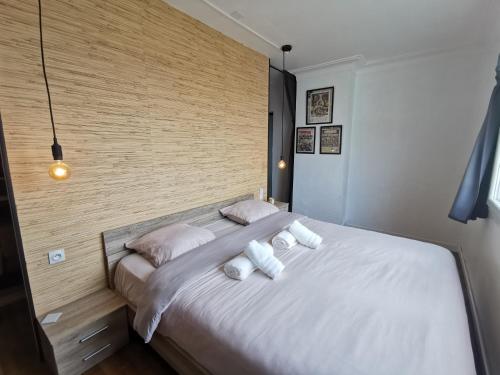 南特Le Globe-trotter - Les Maisons de Madeleine的卧室配有带白色枕头的大床