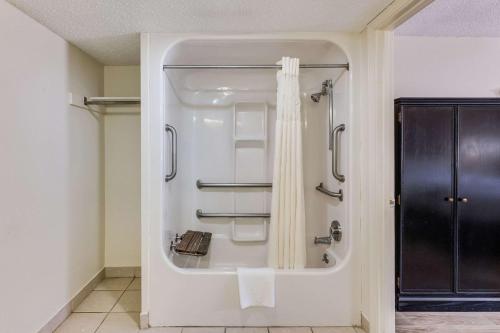 温泉城Quality Inn & Suites Hot Springs - Lake Hamilton的带淋浴和浴帘的浴室