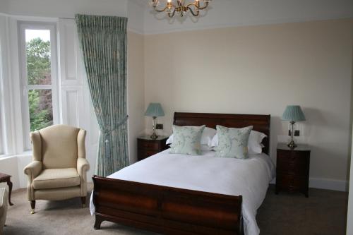 皮特洛赫里Arrandale House的卧室配有床、椅子和窗户。