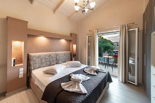 雷夫卡达镇La Vita e Bella的一间卧室配有一张大床和毛巾