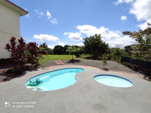 San MateoQuinta Don Noé的庭院中间的游泳池