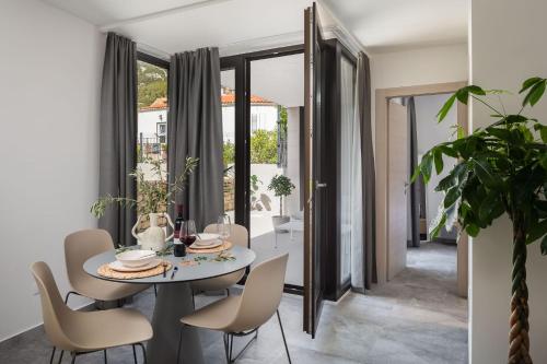 科米扎Residence THE ONE - new的一间带桌椅的用餐室和一间带窗户的房间