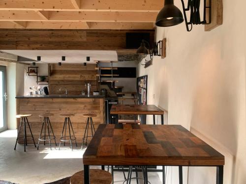 哈穆瓦尔La Faironnière的一间带木桌的用餐室和一间厨房