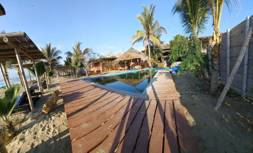 卡诺阿斯德蓬萨尔Mamaqocha的海滩旁带木甲板的游泳池