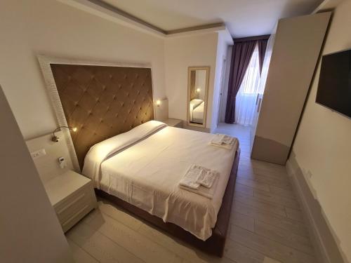 马达莱纳L'Isola nel Parco Boutique Rooms & Apartments的一间卧室,卧室内配有一张大床