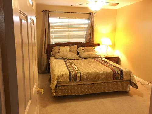 拉斯维加斯Enchanted room的一间卧室配有一张带窗户的床和一张四柱床